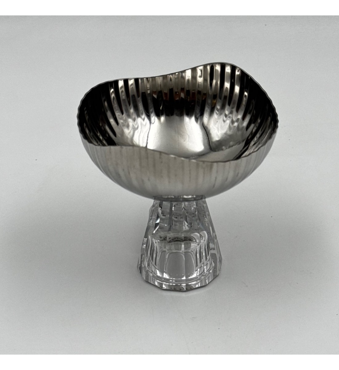 صحن تقديم معدني بتصميم فاخر وعصري11×10×10سم صحن تقديم معدني بتصميم فاخر وعصري11×10×10سم