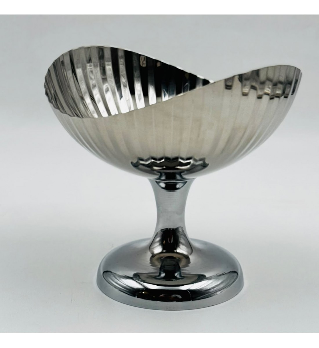 صحن تقديم معدني بتصميم فاخر وعصري15×15×16سم صحن تقديم معدني بتصميم فاخر وعصري15×15×16سم