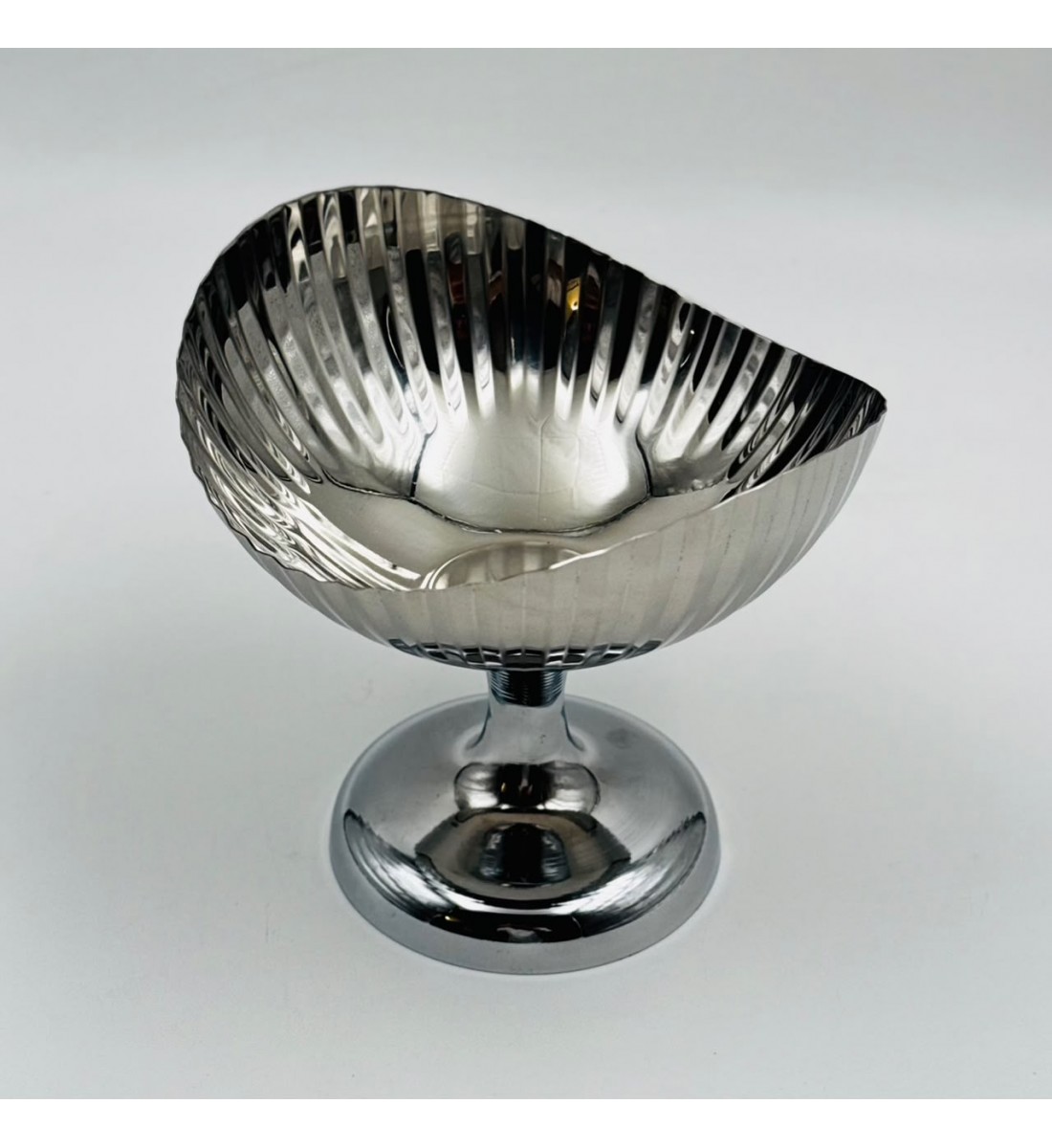 صحن تقديم معدني بتصميم فاخر وعصري15×15×16سم صحن تقديم معدني بتصميم فاخر وعصري15×15×16سم