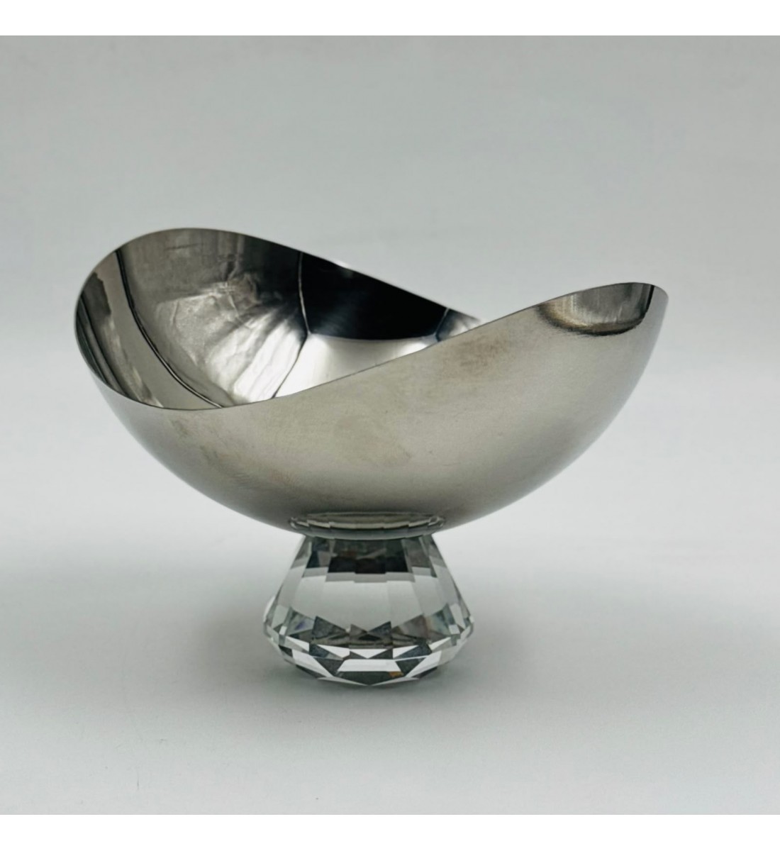 صحن تقديم معدني بتصميم فاخر وعصري 15×11×16سم صحن تقديم معدني بتصميم فاخر وعصري 15×11×16سم