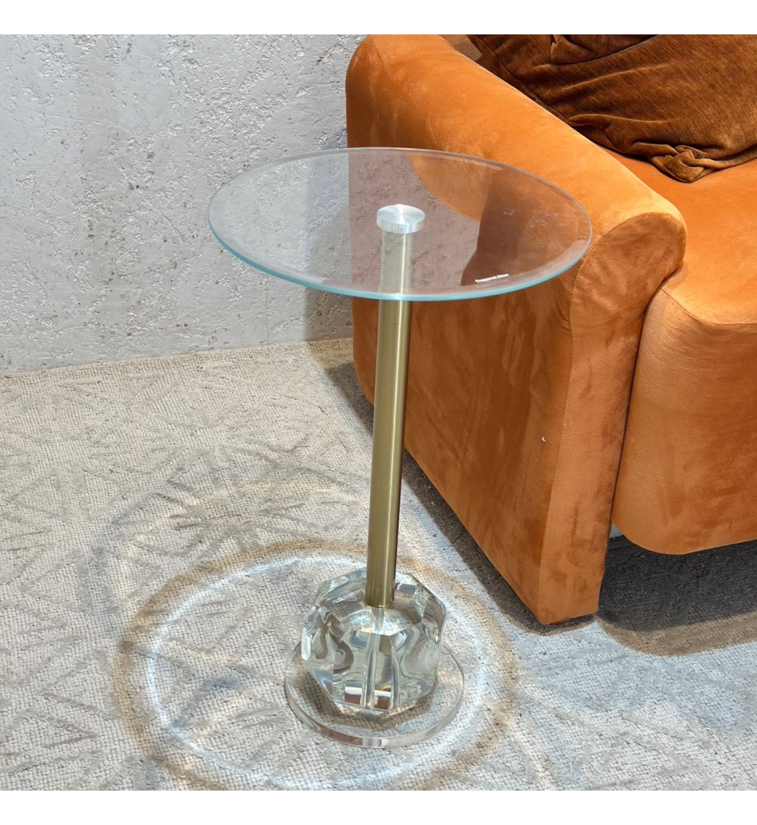 طاولة خدمة جانبية بسطح زجاجي وعمود ذهبي قاعدة اكرلك56×35×35سم طاولة خدمة جانبية بسطح زجاجي وعمود ذهبي قاعدة اكرلك56×35×35سم