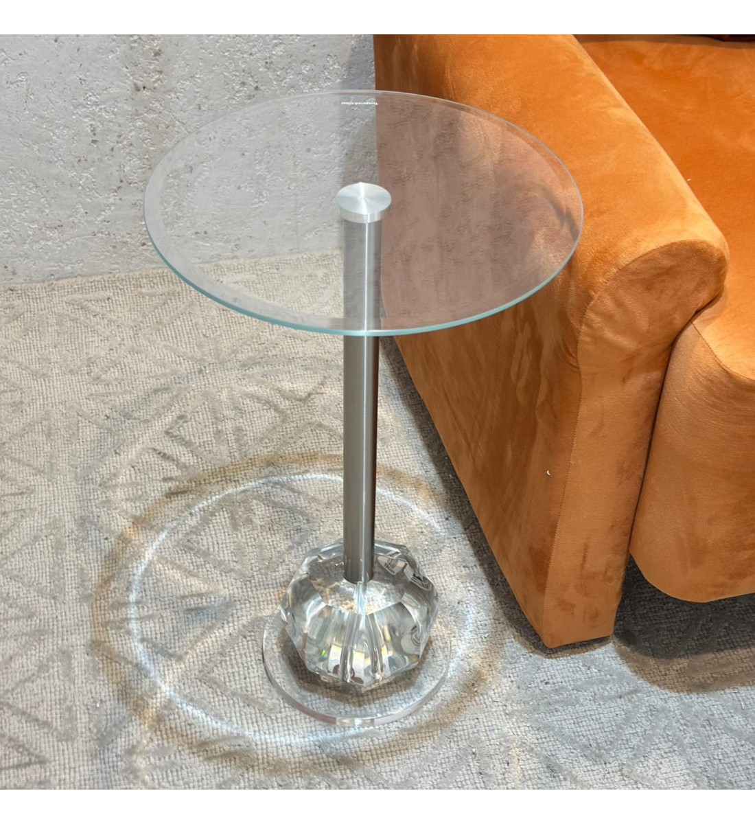 طاولة خدمة جانبية بسطح زجاجي وعمود فضي قاعدة اكرلك56×35×35سم طاولة خدمة جانبية بسطح زجاجي وعمود فضي قاعدة اكرلك56×35×35سم
