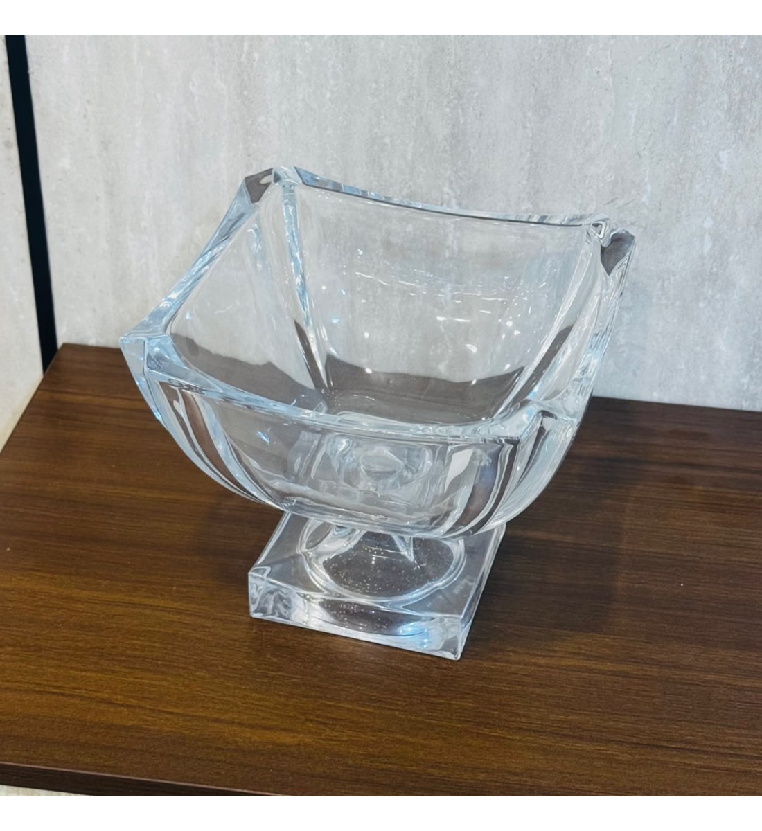 وعاء تقديم زجاجي فاخر بقاعدة مرتفعة 17×21×21سم وعاء تقديم زجاجي فاخر بقاعدة مرتفعة 17×21×21سم