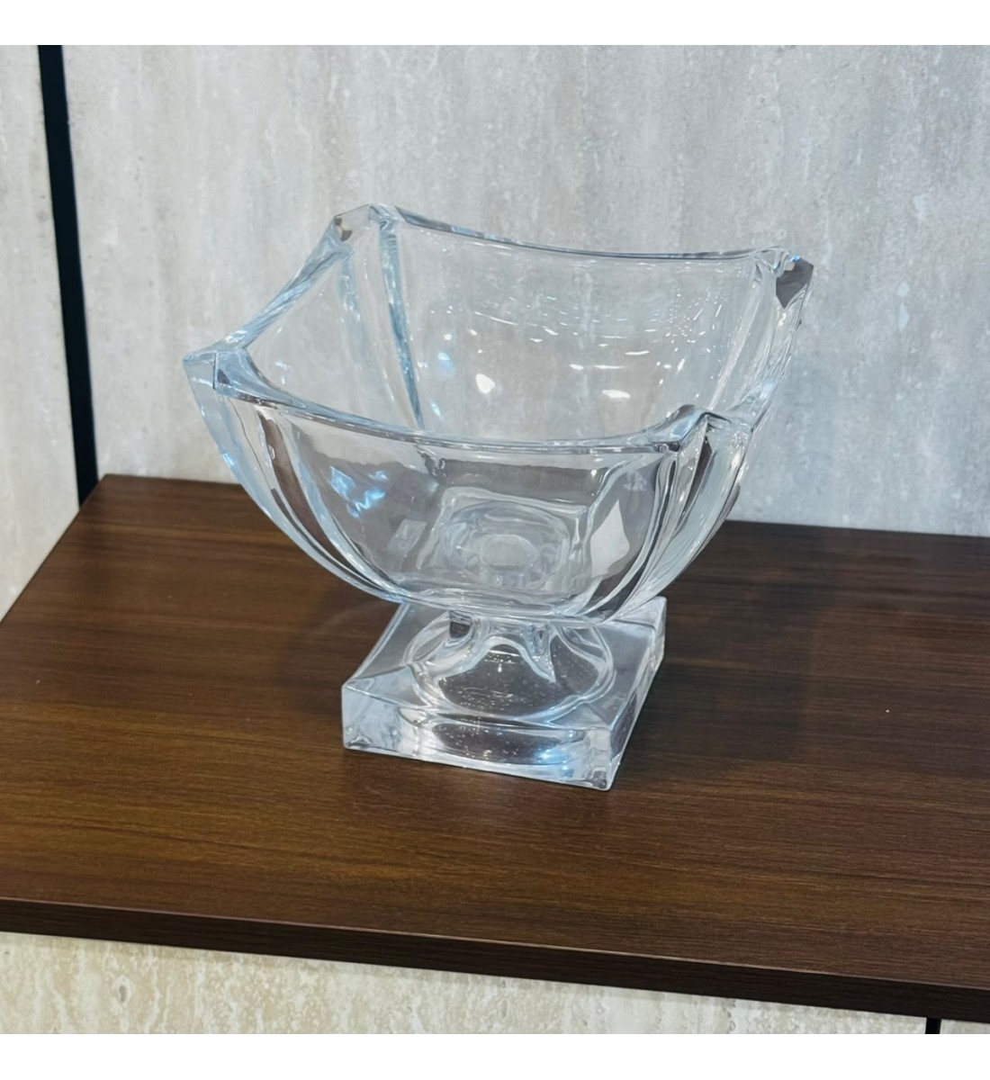وعاء تقديم زجاجي فاخر بقاعدة مرتفعة 17×21×21سم وعاء تقديم زجاجي فاخر بقاعدة مرتفعة 17×21×21سم