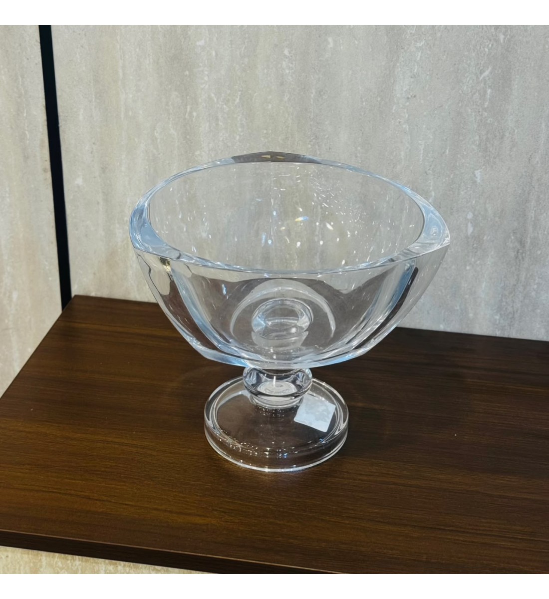 وعاء تقديم زجاجي فاخر بقاعدة مرتفعة 20×24×23سم وعاء تقديم زجاجي فاخر بقاعدة مرتفعة 20×24×23سم