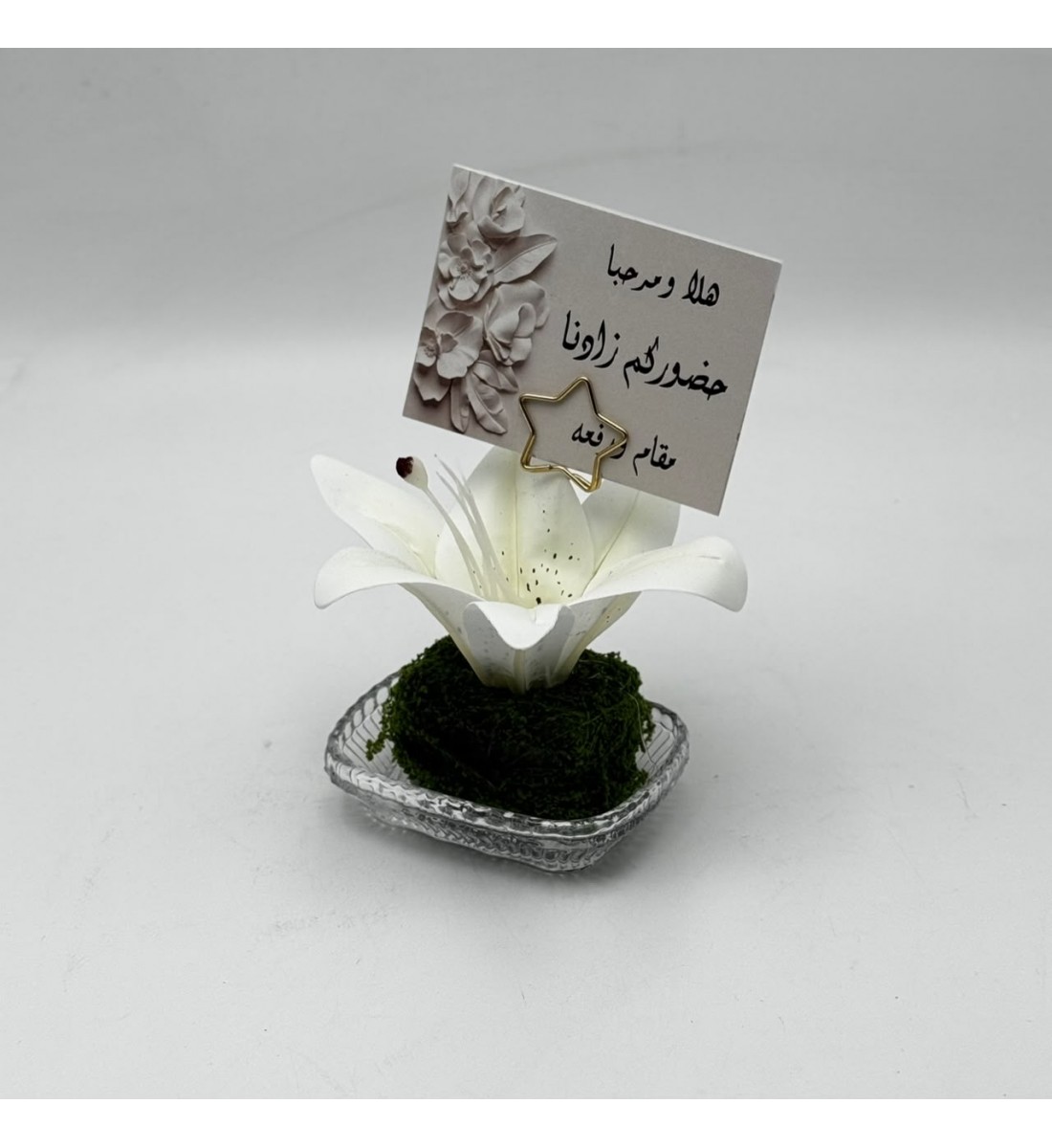 فازة  ورد أنيقة بتصميم فاخر، مرتبة داخل مزهرية زجاجية شفافة تمنحها مظهرًا راقيًا وجذابًا