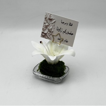 فازة  ورد أنيقة بتصميم فاخر، مرتبة داخل مزهرية زجاجية شفافة تمنحها مظهرًا راقيًا وجذابًا