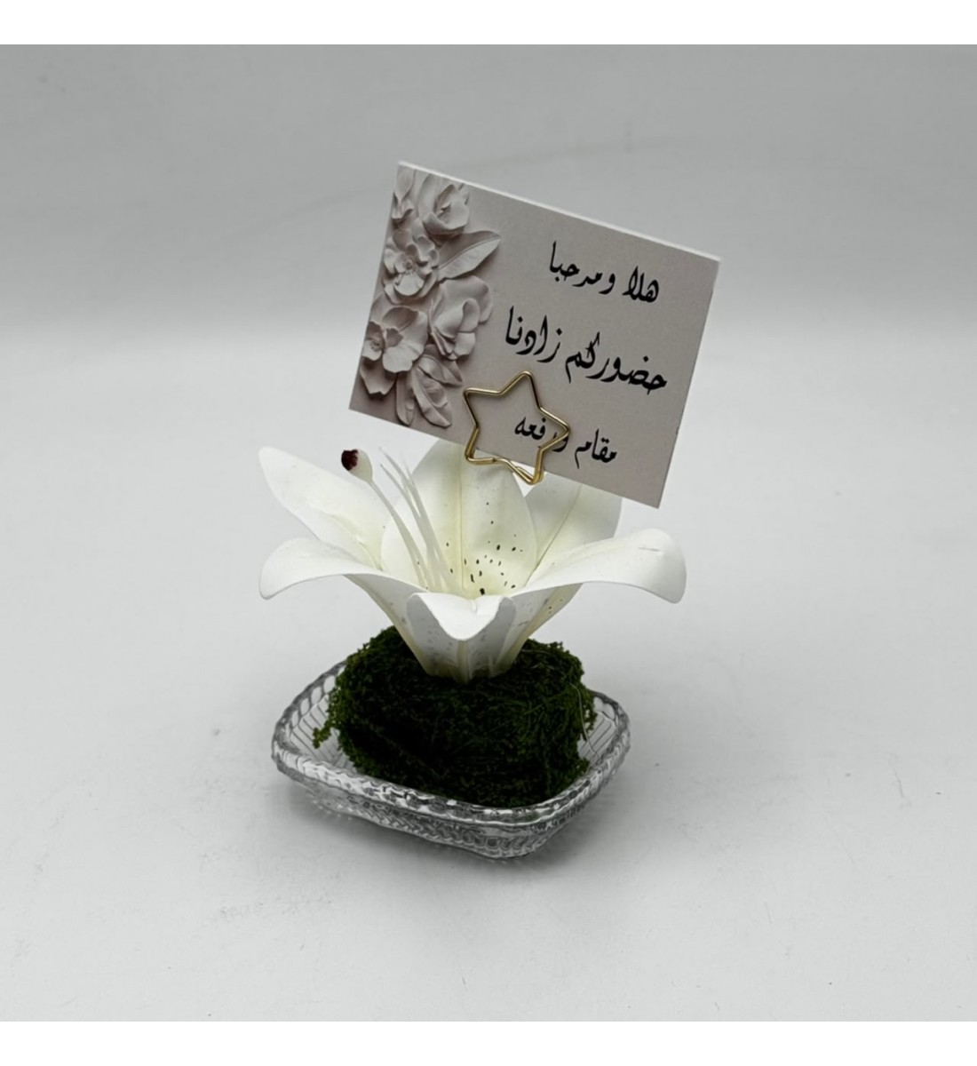 فازة  ورد أنيقة بتصميم فاخر، مرتبة داخل مزهرية زجاجية شفافة تمنحها مظهرًا راقيًا وجذابًا