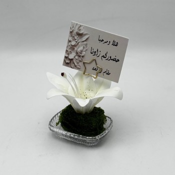 فازة  ورد أنيقة بتصميم فاخر، مرتبة داخل مزهرية زجاجية شفافة تمنحها مظهرًا راقيًا وجذابًا