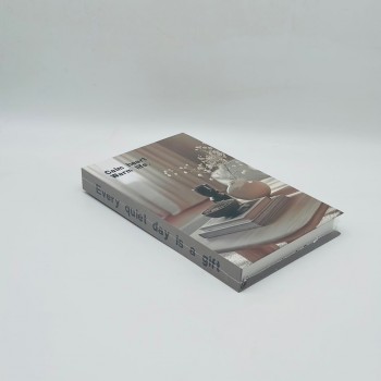 كتاب ديكور أنيق لتزيين الطاولات والرفوف 