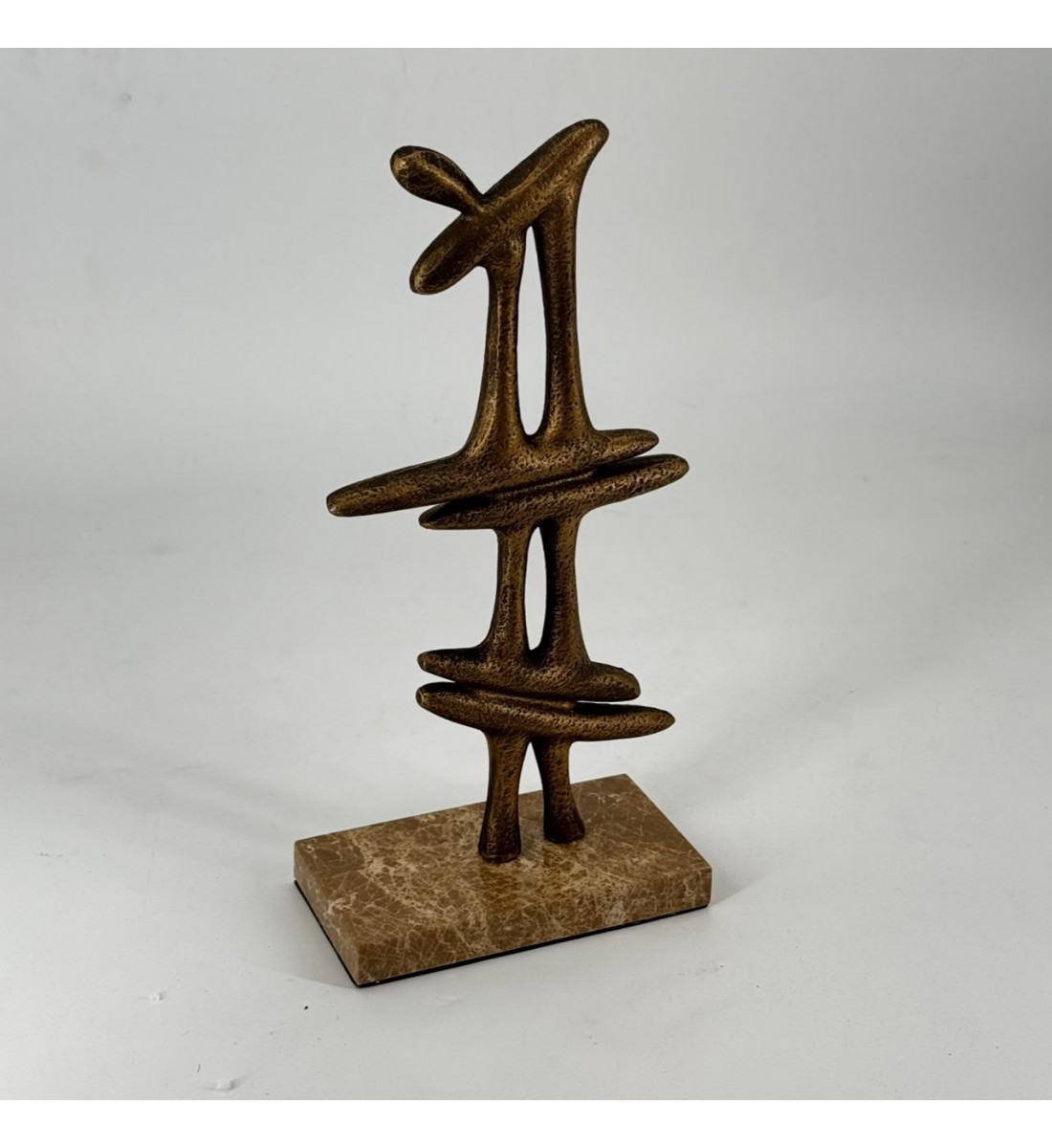 مجسّم ديكوري تجريدي بتصميم عمودي متدرّج، يتكوّن من أشكال انسيابية متداخلة 32×15×8سم
