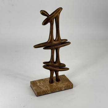 مجسّم ديكوري تجريدي بتصميم عمودي متدرّج، يتكوّن من أشكال انسيابية متداخلة 32×15×8سم