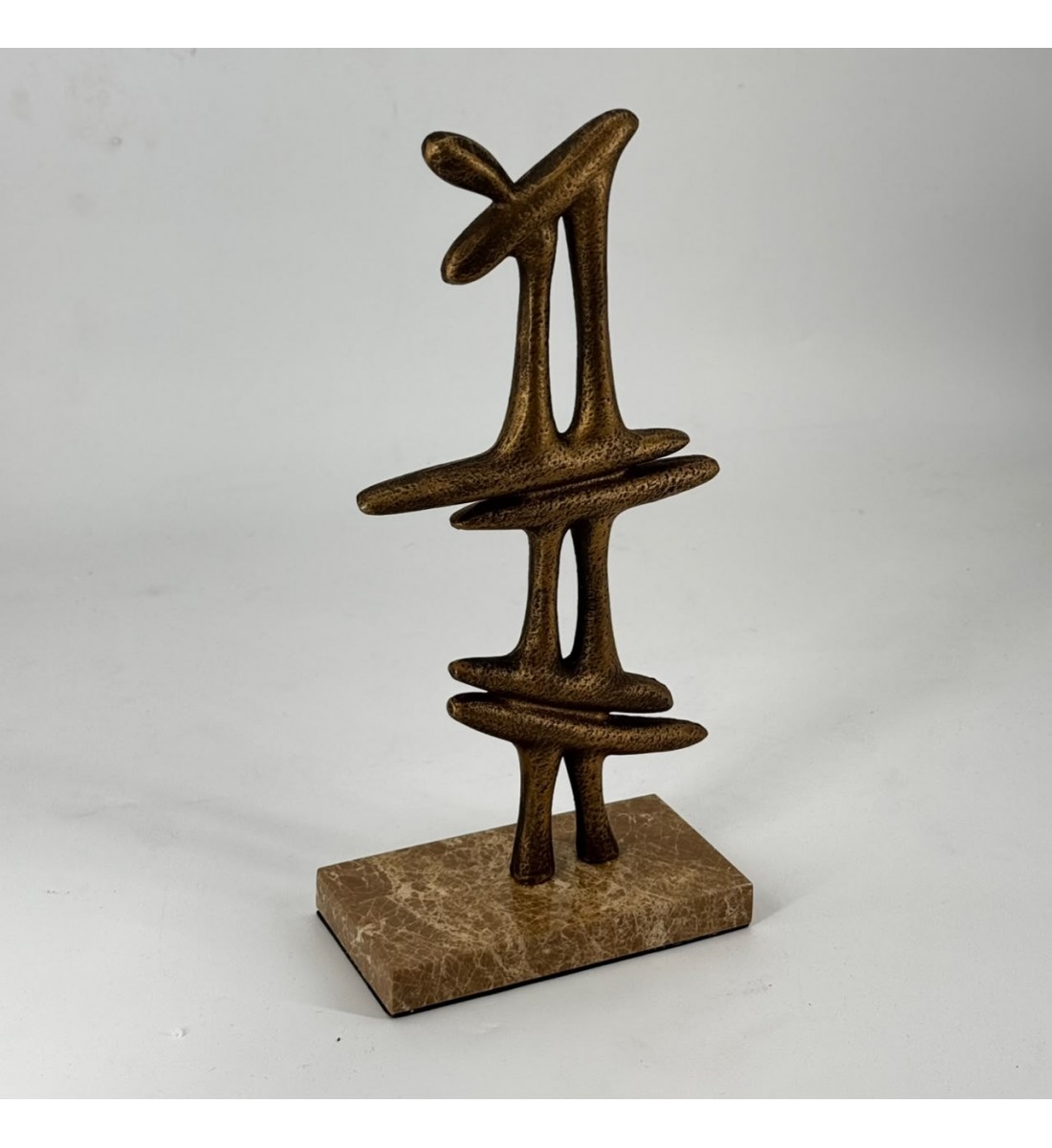 مجسّم ديكوري تجريدي بتصميم عمودي متدرّج، يتكوّن من أشكال انسيابية متداخلة 32×15×8سم