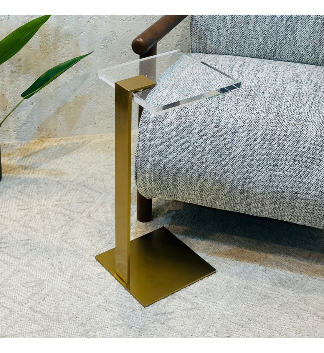 طاولة جانبية فاخرة بتصميم عصري أنيق 25×25×60سم طاولة جانبية فاخرة بتصميم عصري أنيق 25×25×60سم