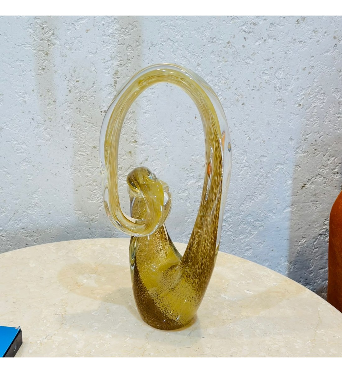 تحفة ديكور زجاجية أنيقة بتصميم فني انسيابي ولمسات عصرية37×17×5سم تحفة ديكور زجاجية أنيقة بتصميم فني انسيابي ولمسات عصرية37×17×5سم