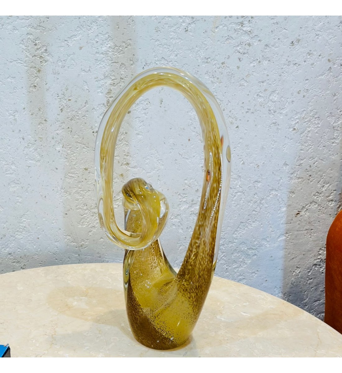 تحفة ديكور زجاجية أنيقة بتصميم فني انسيابي ولمسات عصرية37×17×5سم تحفة ديكور زجاجية أنيقة بتصميم فني انسيابي ولمسات عصرية37×17×5سم