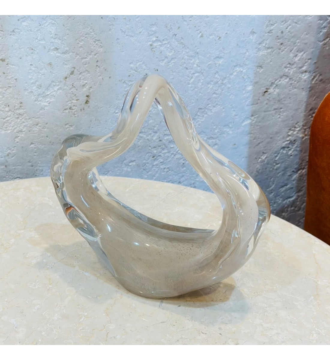 تحفة ديكور زجاجية أنيقة بتصميم فني انسيابي ولمسات عصرية14×20×5سم