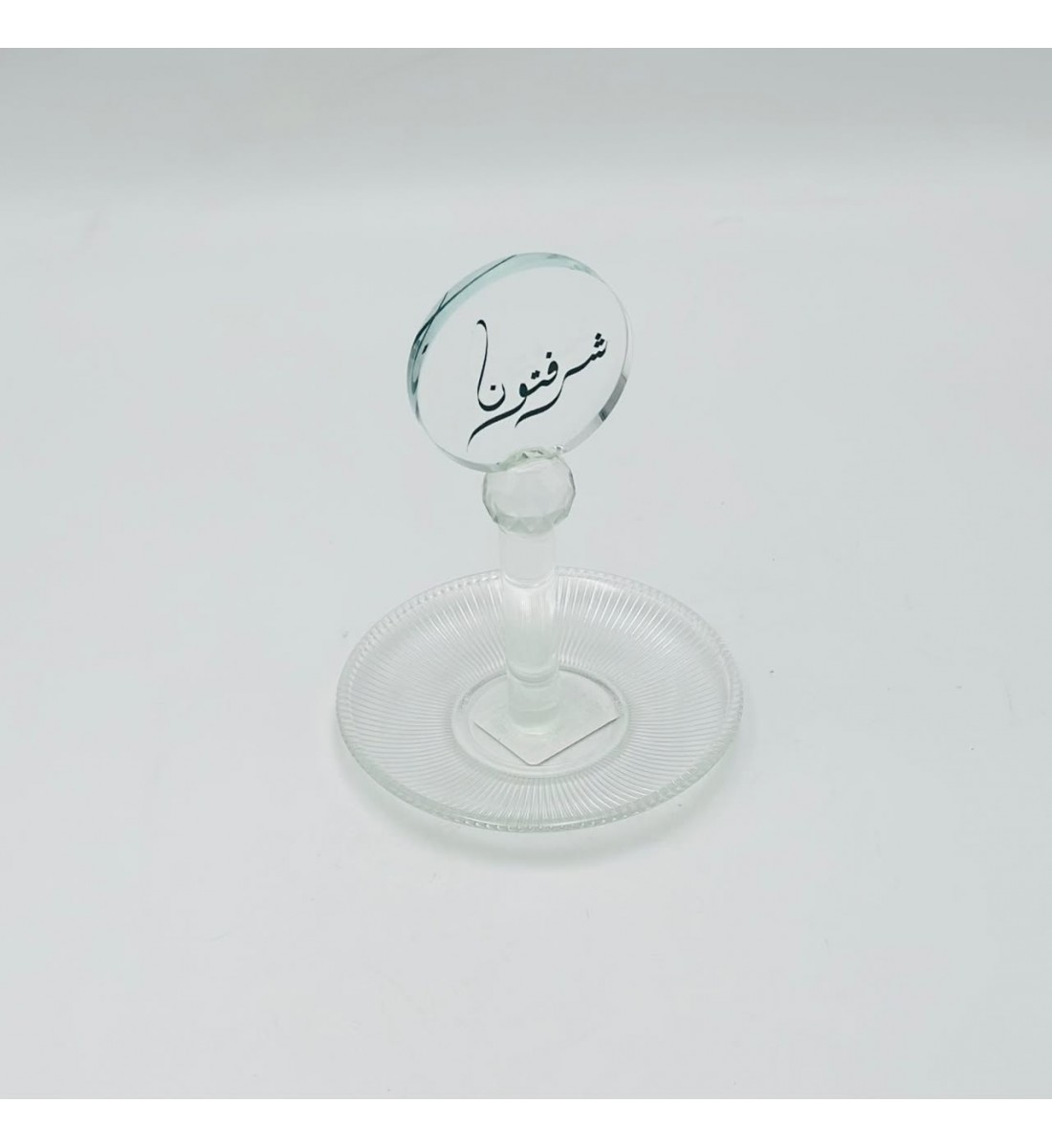 استاند عبارات زجاجي أنيق بتصميم راقٍ يجمع بين الجمال والعملية، شرفتونا 