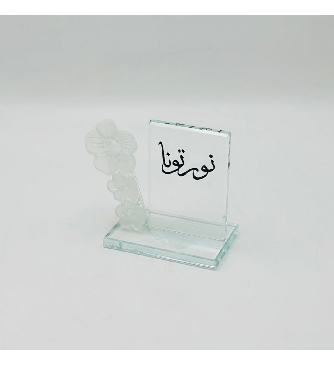 استاند عبارات زجاجي أنيق بتصميم راقٍ يجمع بين الجمال والعملية، نورتونا 
