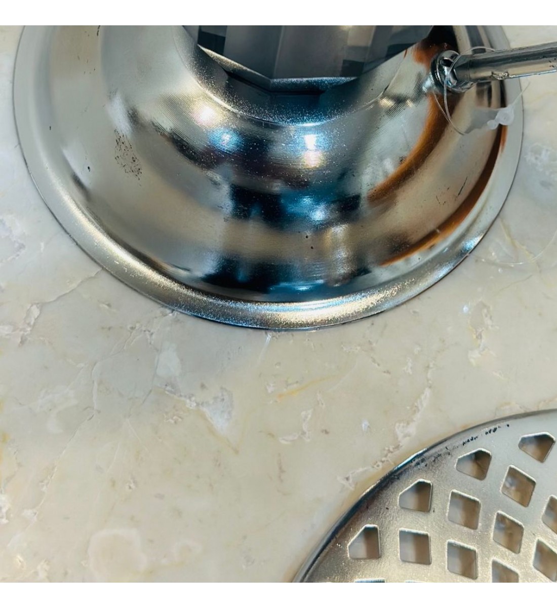 مبخرة فاخرة بتصميم أنيق وعصري، تتميز بهيكل معدني متين يجمع بين الجمال والعملية، 23×14×14سم مبخرة فاخرة بتصميم أنيق وعصري، تتميز بهيكل معدني متين يجمع بين الجمال والعملية، 23×14×14سم