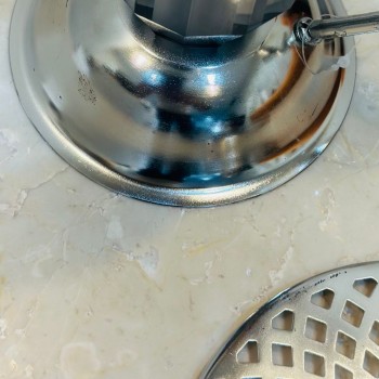 مبخرة فاخرة بتصميم أنيق وعصري، تتميز بهيكل معدني متين يجمع بين الجمال والعملية، 23×14×14سم مبخرة فاخرة بتصميم أنيق وعصري، تتميز بهيكل معدني متين يجمع بين الجمال والعملية، 23×14×14سم