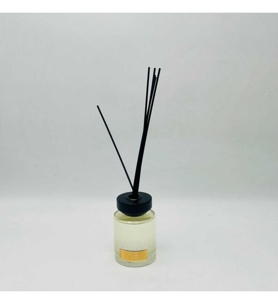 معطر جو فاخر بتصميم أنيق يجمع بين الرائحة المميزة والمظهر الجمالي الراقي200مل 