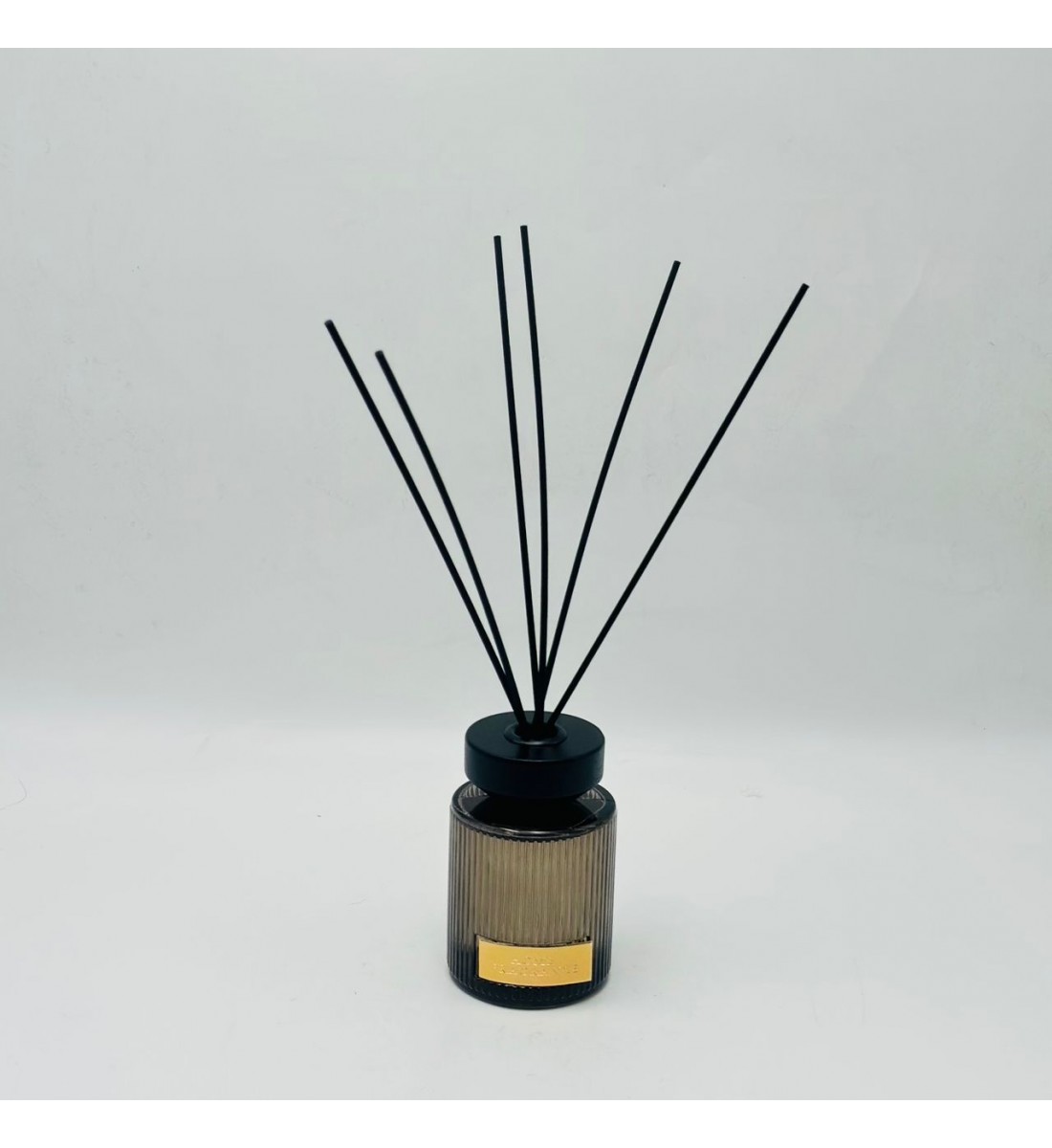 معطر جو فاخر بتصميم أنيق يجمع بين الرائحة المميزة والمظهر الجمالي الراقي200مل معطر جو فاخر بتصميم أنيق يجمع بين الرائحة المميزة والمظهر الجمالي الراقي200مل