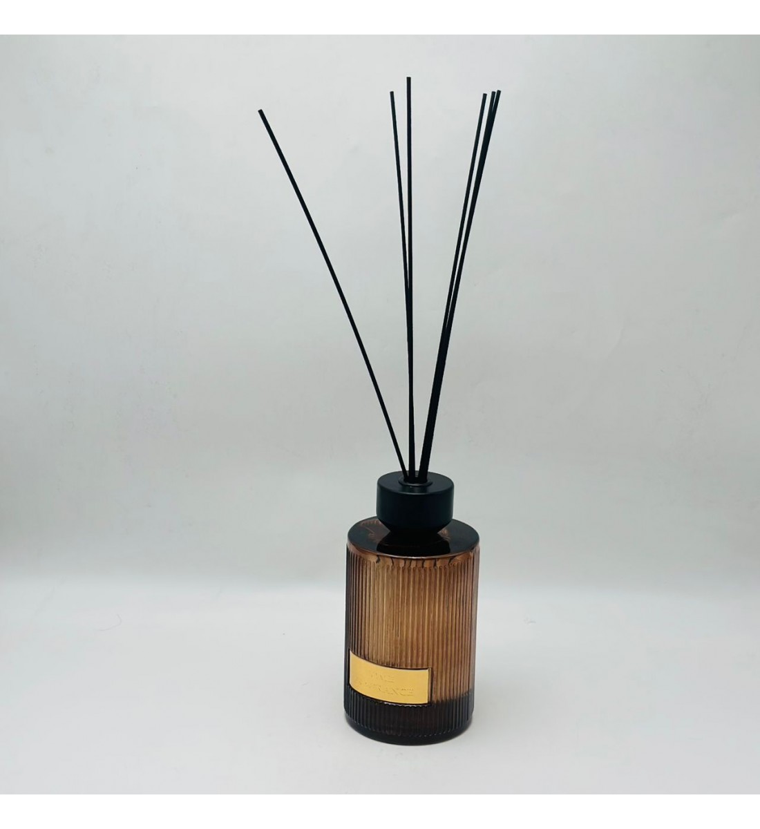 معطر جو فاخر بتصميم أنيق يجمع بين الرائحة المميزة والمظهر الجمالي الراقي1000مل معطر جو فاخر بتصميم أنيق يجمع بين الرائحة المميزة والمظهر الجمالي الراقي1000مل