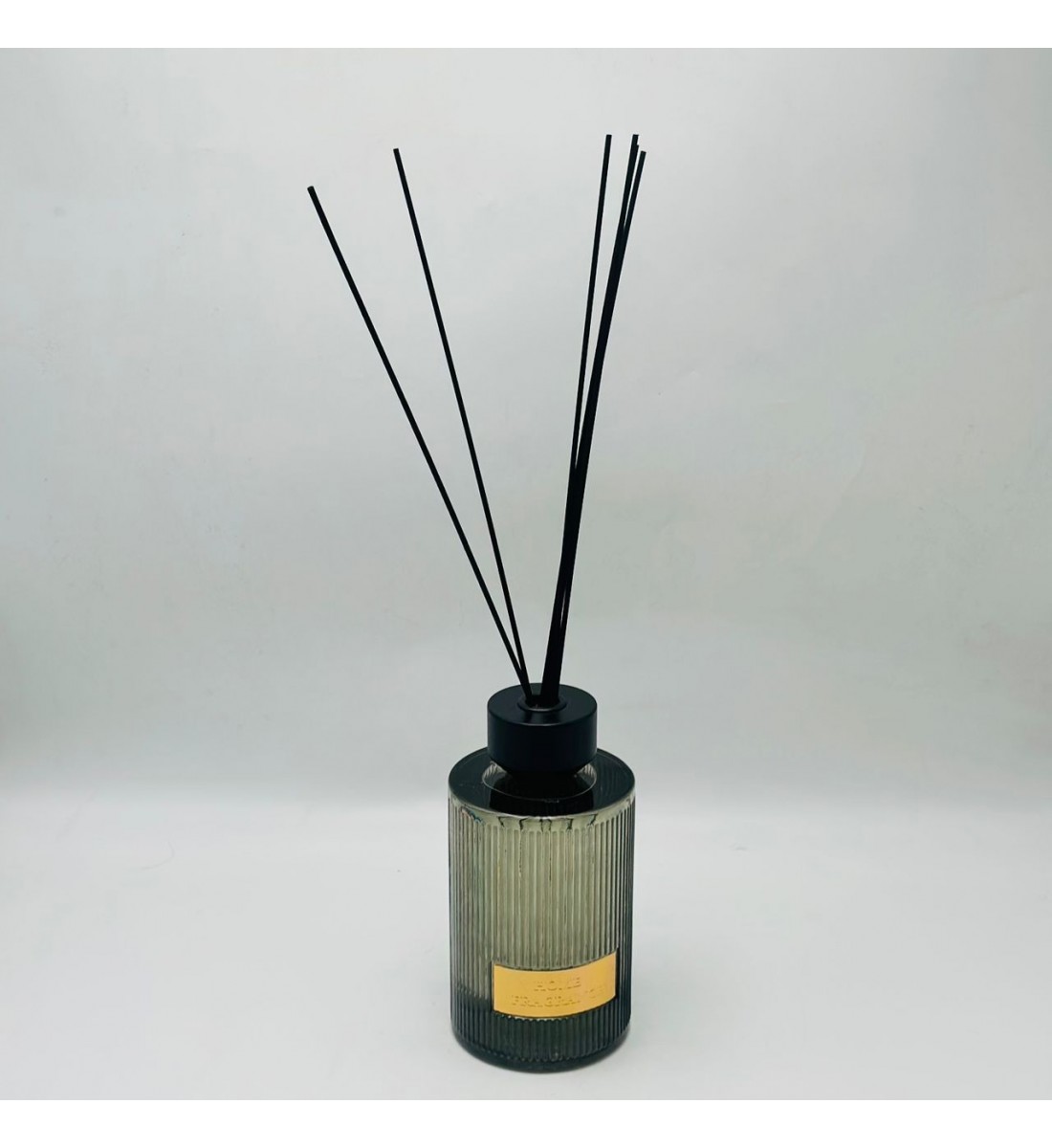 معطر جو فاخر بتصميم أنيق يجمع بين الرائحة المميزة والمظهر الجمالي الراقي1000مل معطر جو فاخر بتصميم أنيق يجمع بين الرائحة المميزة والمظهر الجمالي الراقي1000مل