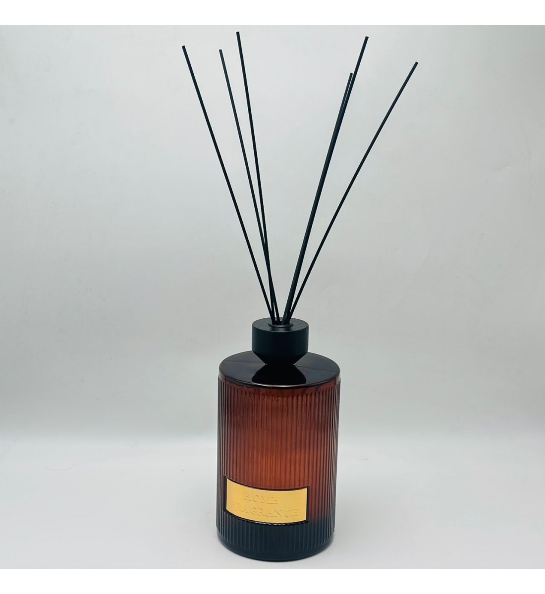 معطر جو فاخر بتصميم أنيق يجمع بين الرائحة المميزة والمظهر الجمالي الراقي2000مل معطر جو فاخر بتصميم أنيق يجمع بين الرائحة المميزة والمظهر الجمالي الراقي2000مل