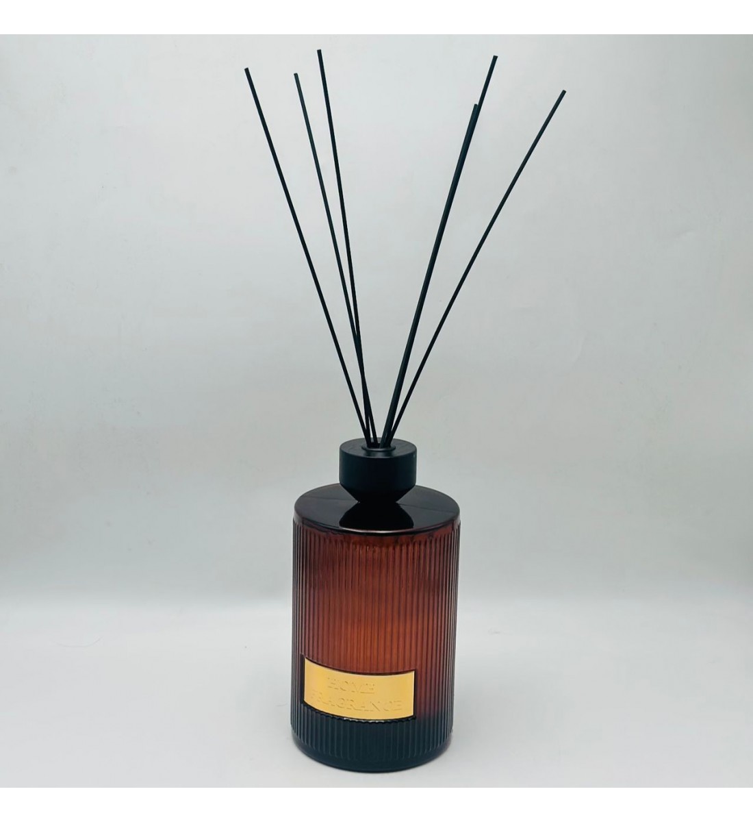 معطر جو فاخر بتصميم أنيق يجمع بين الرائحة المميزة والمظهر الجمالي الراقي2000مل معطر جو فاخر بتصميم أنيق يجمع بين الرائحة المميزة والمظهر الجمالي الراقي2000مل