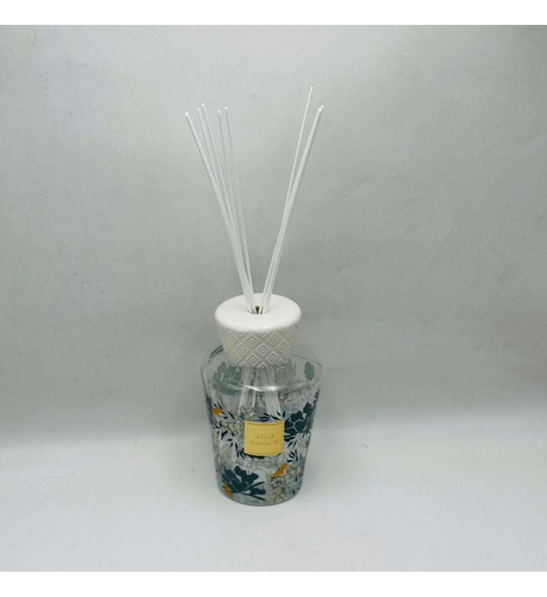 معطر جو فاخر بتصميم أنيق يجمع بين الرائحة المميزة والمظهر الجمالي الراقي1000مل معطر جو فاخر بتصميم أنيق يجمع بين الرائحة المميزة والمظهر الجمالي الراقي1000مل