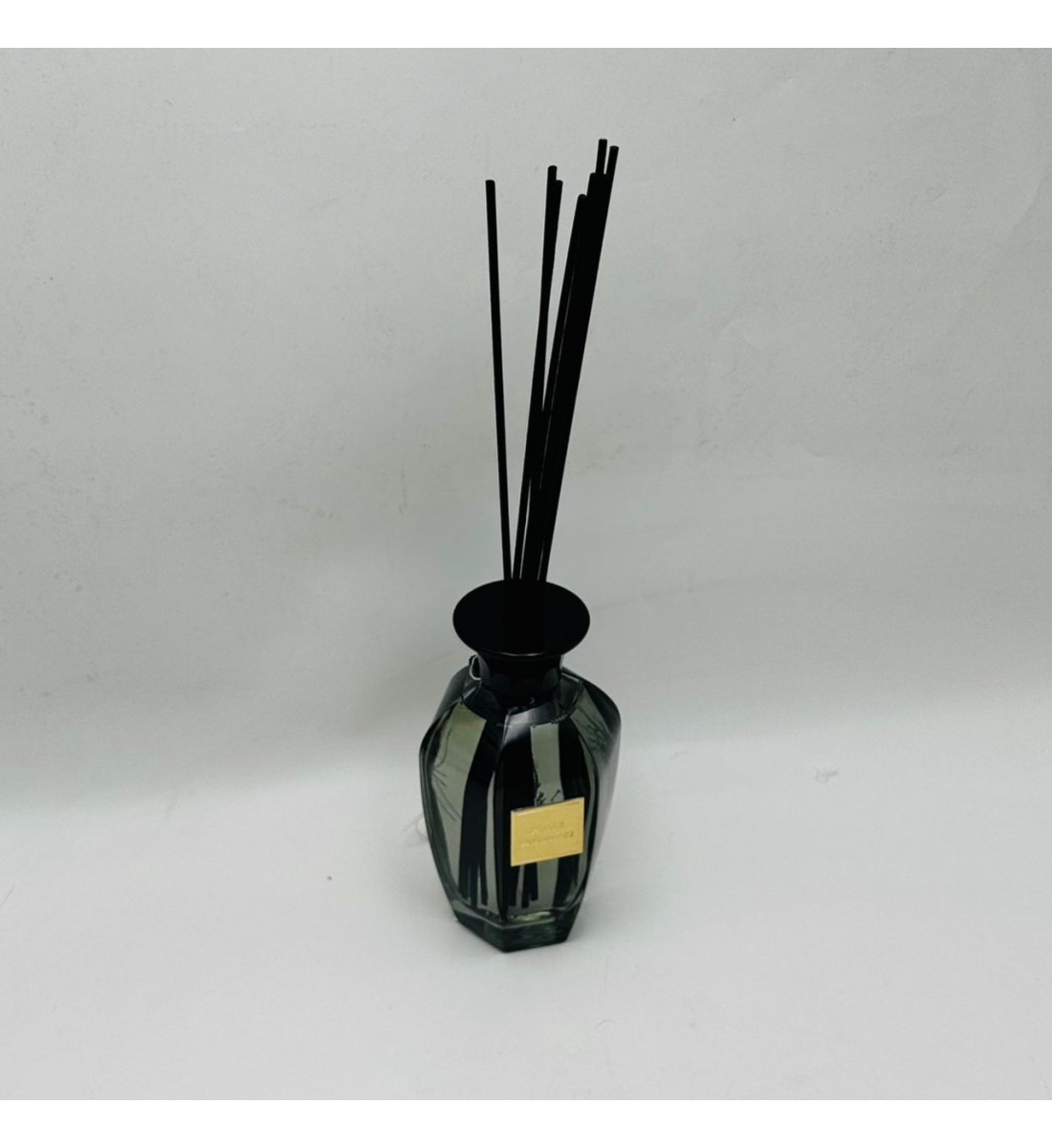 معطر جو فاخر بتصميم أنيق يجمع بين الرائحة المميزة والمظهر الجمالي الراقي300مل معطر جو فاخر بتصميم أنيق يجمع بين الرائحة المميزة والمظهر الجمالي الراقي300مل
