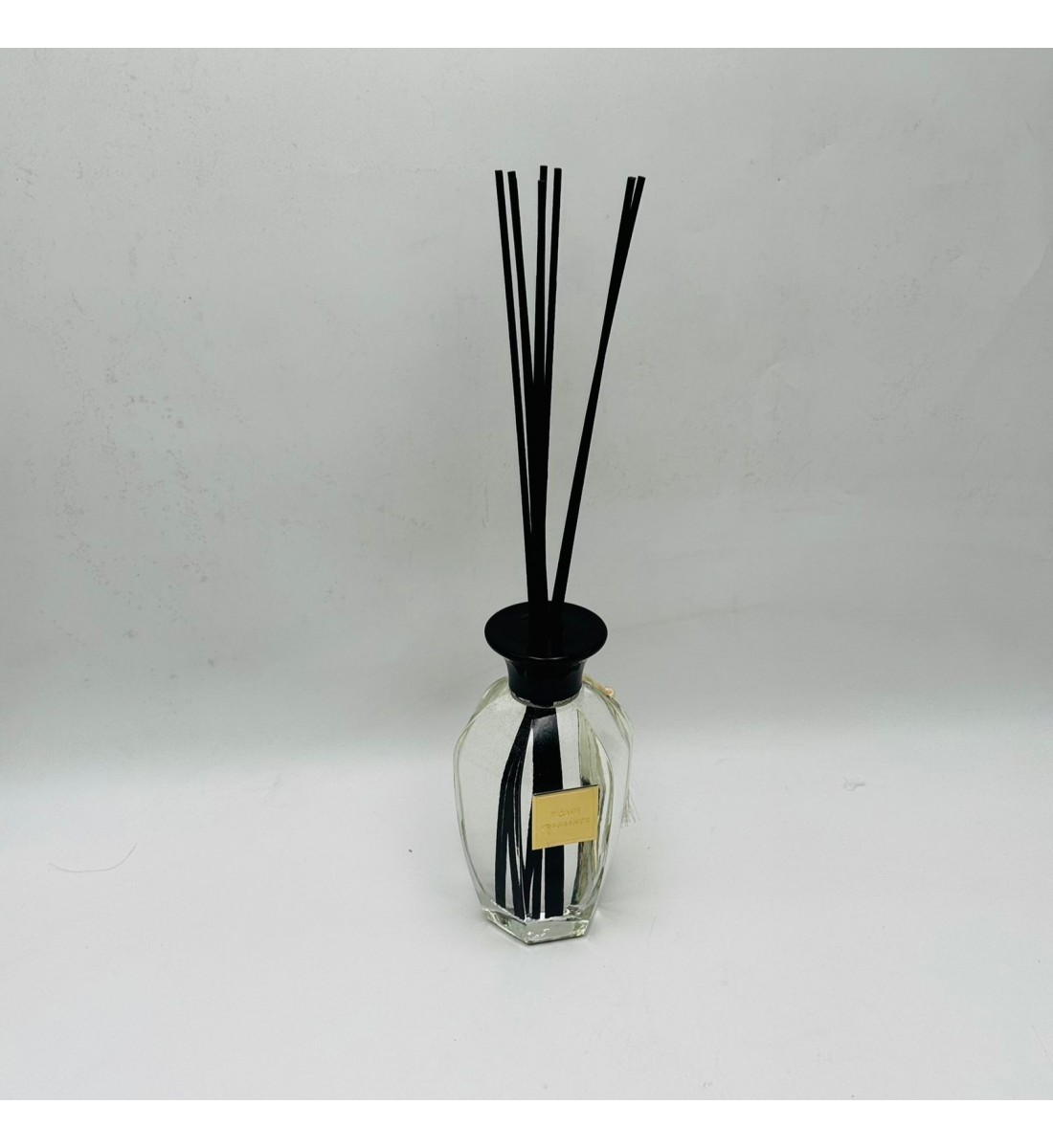 معطر جو فاخر بتصميم أنيق يجمع بين الرائحة المميزة والمظهر الجمالي الراقي300مل معطر جو فاخر بتصميم أنيق يجمع بين الرائحة المميزة والمظهر الجمالي الراقي300مل