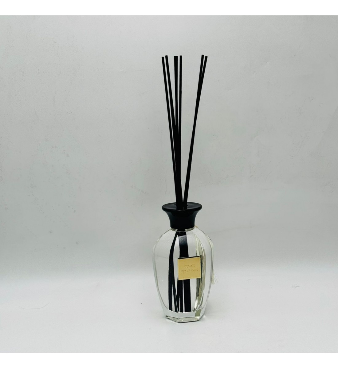 معطر جو فاخر بتصميم أنيق يجمع بين الرائحة المميزة والمظهر الجمالي الراقي300مل معطر جو فاخر بتصميم أنيق يجمع بين الرائحة المميزة والمظهر الجمالي الراقي300مل