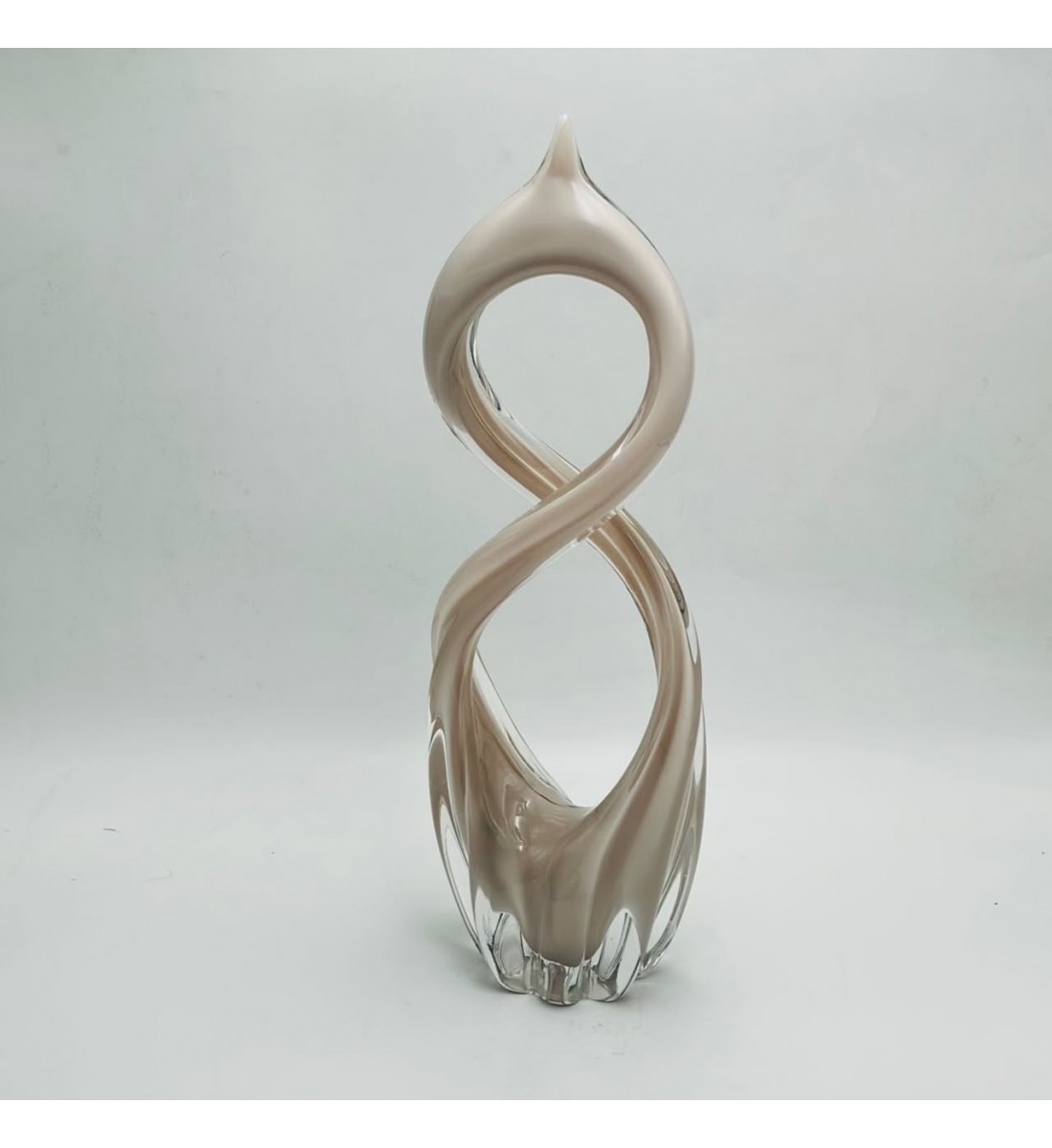 تحفة فنية زجاجية بتصميم انسيابي مستوحى من رمز اللانهاية49×15×9سم تحفة فنية زجاجية بتصميم انسيابي مستوحى من رمز اللانهاية49×15×9سم