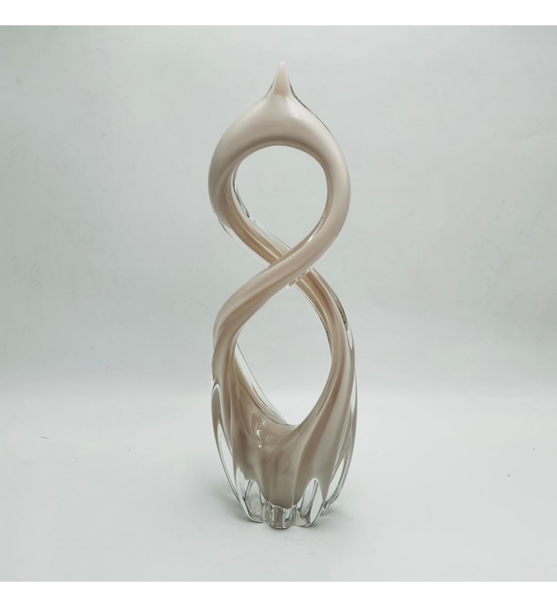 تحفة فنية زجاجية بتصميم انسيابي مستوحى من رمز اللانهاية49×15×9سم تحفة فنية زجاجية بتصميم انسيابي مستوحى من رمز اللانهاية49×15×9سم