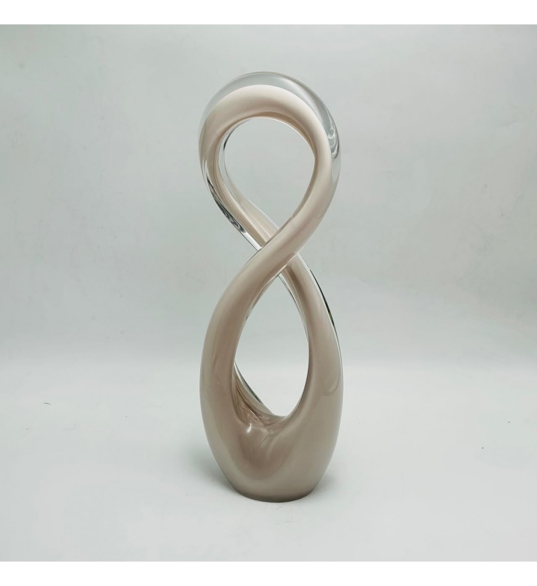 تحفة فنية زجاجية بتصميم انسيابي مستوحى من رمز اللانهاية49×15×9سم تحفة فنية زجاجية بتصميم انسيابي مستوحى من رمز اللانهاية49×15×9سم