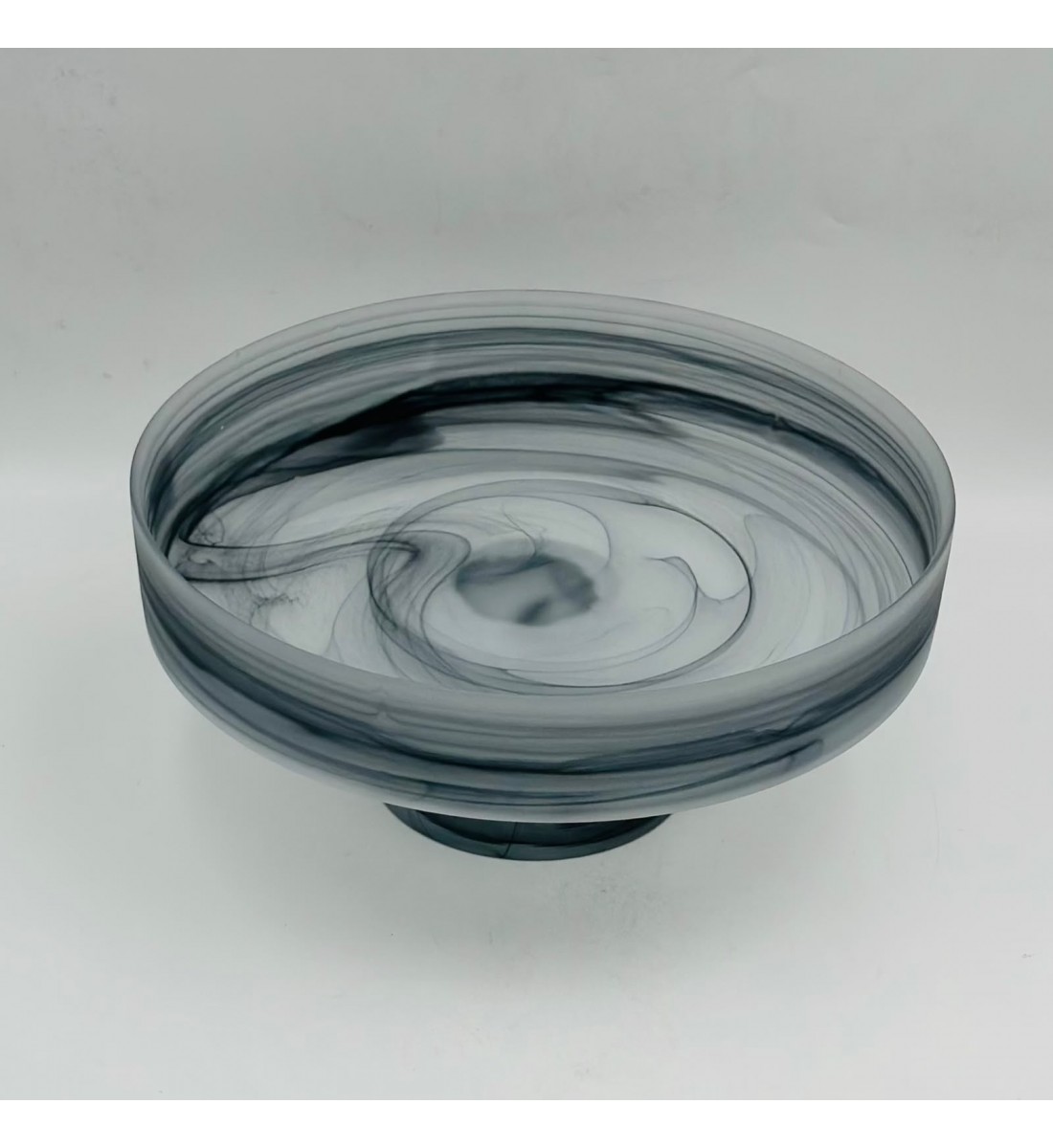 صحن تقديم زجاج دائري فاخر بتصميم رخامي وقاعدة مرتفعة. 15×33×33 سم صحن تقديم زجاج دائري فاخر بتصميم رخامي وقاعدة مرتفعة. 15×33×33 سم