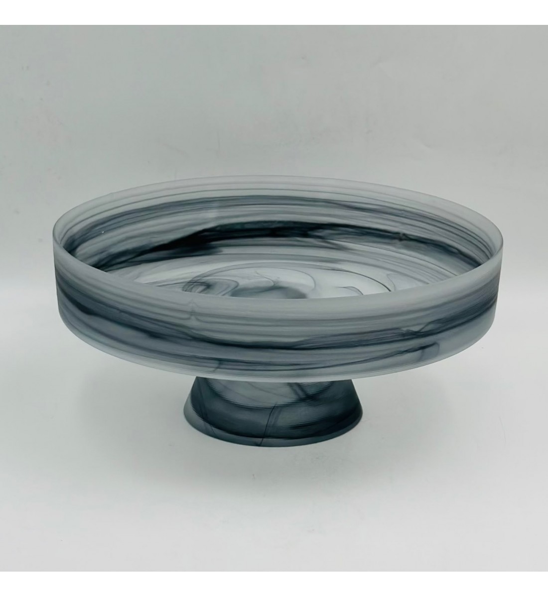 صحن تقديم زجاج دائري فاخر بتصميم رخامي وقاعدة مرتفعة. 15×33×33 سم صحن تقديم زجاج دائري فاخر بتصميم رخامي وقاعدة مرتفعة. 15×33×33 سم