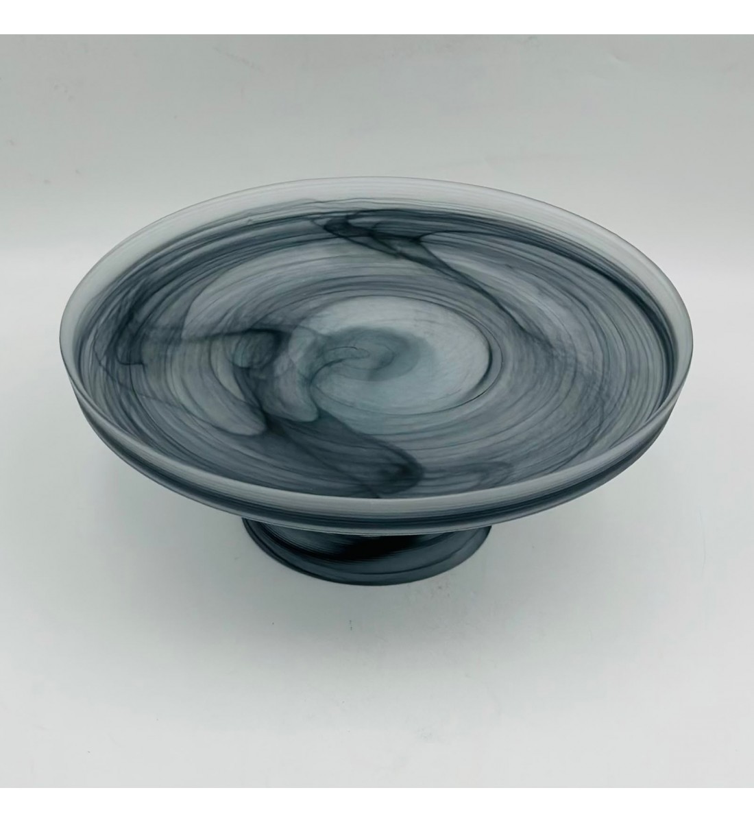 صحن تقديم زجاج دائري فاخر بتصميم رخامي وقاعدة مرتفعة. 12×32×32 سم صحن تقديم زجاج دائري فاخر بتصميم رخامي وقاعدة مرتفعة. 12×32×32 سم