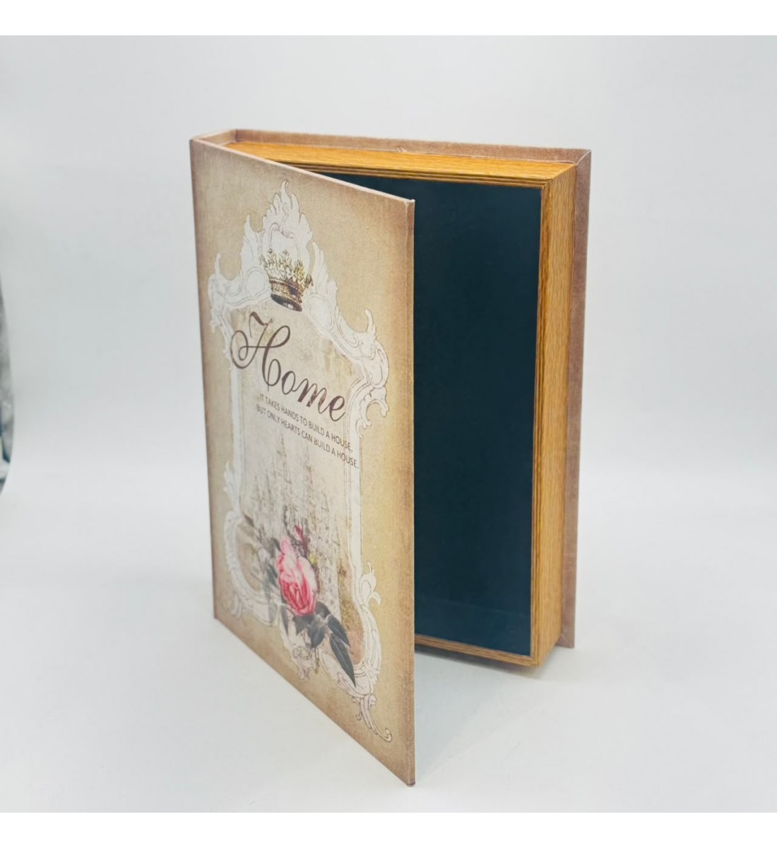 كتاب ديكور كلاسيكي فاخر بتصميم تراثي أنيق. كتاب ديكور كلاسيكي فاخر بتصميم تراثي أنيق.