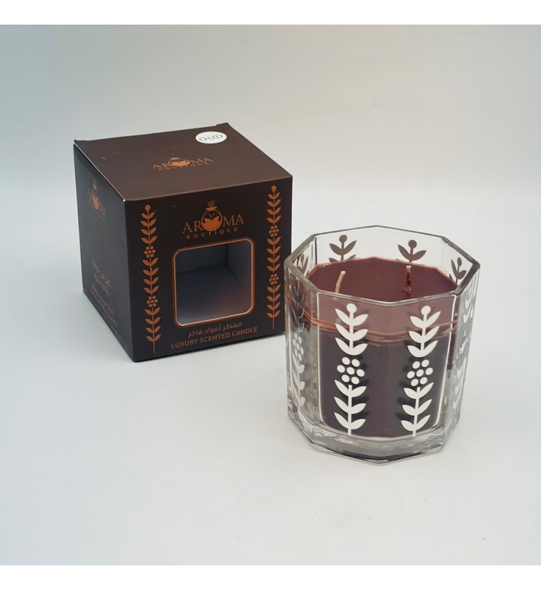 شمع معطر فاخر داخل وعاء زجاجي أنيق متعدد الأضلاع. شمع معطر فاخر داخل وعاء زجاجي أنيق متعدد الأضلاع.