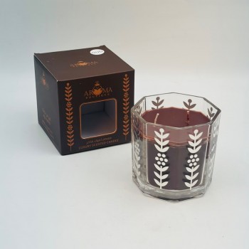 شمع معطر فاخر داخل وعاء زجاجي أنيق متعدد الأضلاع.