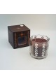 شمع معطر فاخر داخل وعاء زجاجي أنيق متعدد الأضلاع. شمع معطر فاخر داخل وعاء زجاجي أنيق متعدد الأضلاع.
