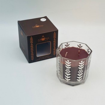 شمع معطر فاخر داخل وعاء زجاجي أنيق متعدد الأضلاع. شمع معطر فاخر داخل وعاء زجاجي أنيق متعدد الأضلاع.
