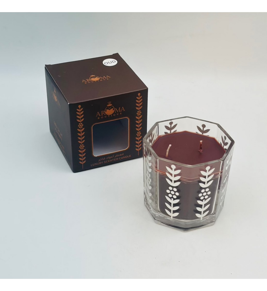 شمع معطر فاخر داخل وعاء زجاجي أنيق متعدد الأضلاع. شمع معطر فاخر داخل وعاء زجاجي أنيق متعدد الأضلاع.