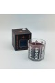 شمع معطر فاخر داخل وعاء زجاجي أنيق متعدد الأضلاع. شمع معطر فاخر داخل وعاء زجاجي أنيق متعدد الأضلاع.