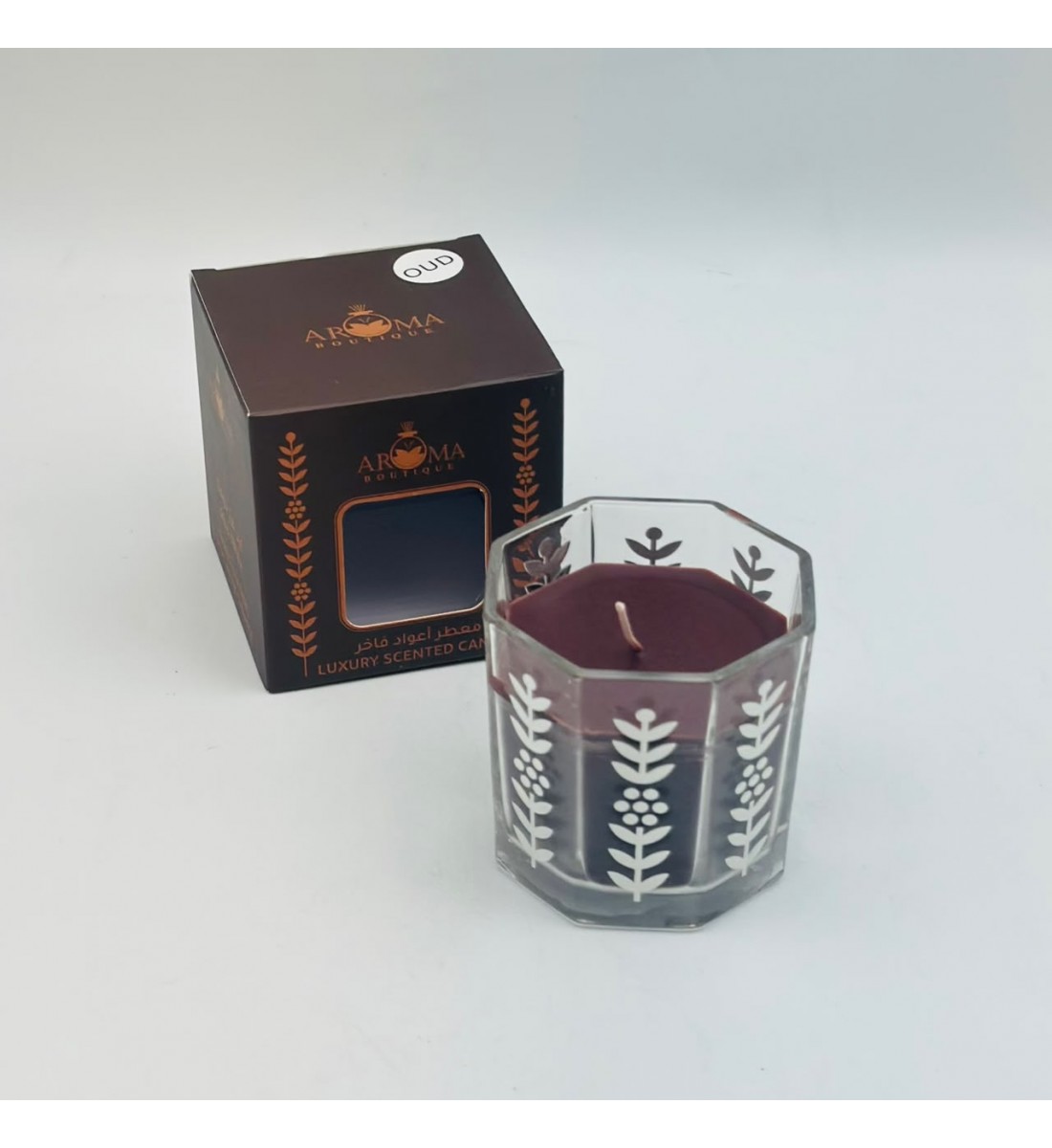 شمع معطر فاخر داخل وعاء زجاجي أنيق متعدد الأضلاع. شمع معطر فاخر داخل وعاء زجاجي أنيق متعدد الأضلاع.