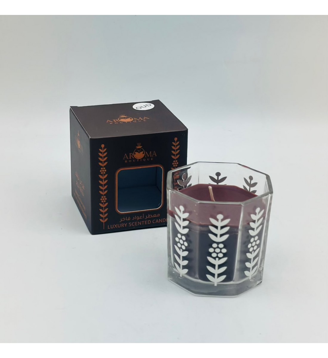 شمع معطر فاخر داخل وعاء زجاجي أنيق متعدد الأضلاع. شمع معطر فاخر داخل وعاء زجاجي أنيق متعدد الأضلاع.